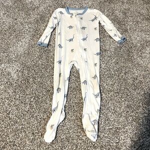 Kyte Baby Dino Print Footie
2 way zipper
GUC